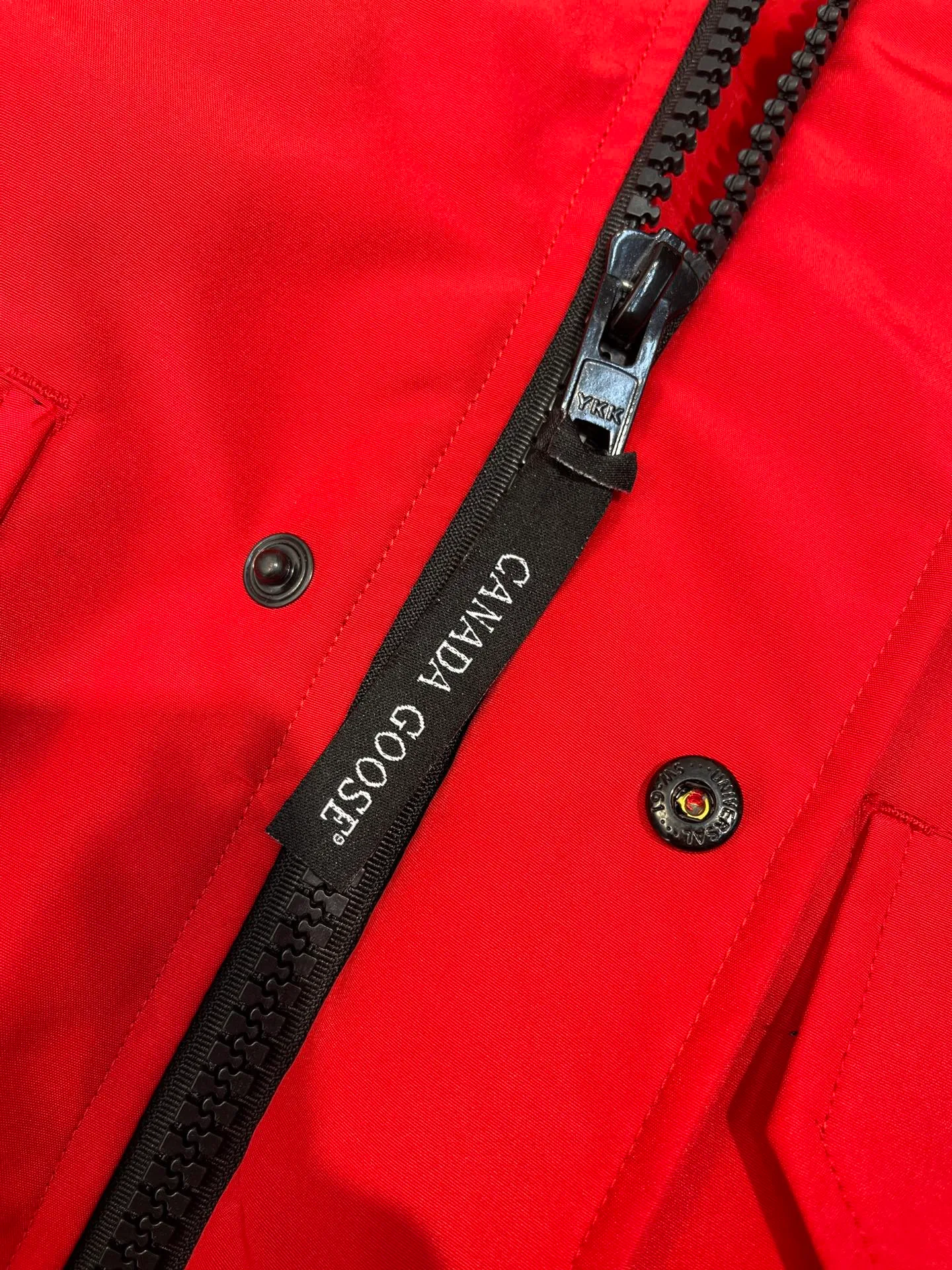 P720 high-end version (new version of Big Goose 01) Canada Goose Canada Goose #Chilliwack 7999M bomber jacket short down jacket/01 model #Men and Women Same Style# ➖ Genuine synchronous anti-counterfeiting chip sensor! ➖ Imported 21S polyester-cotton blended original fabric [last year’s 16S/18S hard fabrics have been completely eliminated, this year all use 21S genuine synchronous fabrics, the soft mid-strap feels delicate and textured], genuine synchronous Feather-Light 10D waterproof coating fabric, made of 84.5 polyester fiber and 15.5 cotton, 100% the best feel in the entire network! ➖ The genuine official website is synchronized with the national standard 80 white duck down, you can check the official website customer service, there will never be a series of misleading claims such as 90 down or goose down! ➖ Using the best nylon lining with double double-layer sealing design, velvet-proof No. 7 needle + grid-filled down ready-made garments, there is 100% no so-called velvet running! ➖ The cuffs are designed with thickened seamless threads, and the collar and pockets are lined with top-quality polar fleece to keep you warm and comfortable! ➖ Yoshida YKK provides original custom-made electroplated sliders. YKK two-way lockable zippers are tight and smooth and will not peel off paint! ➖ 3M composite guarantees that the Velcro is the same as the original, durable, and all accessories and hardware are custom-made! ➖ Imported BEHRINGER embroidery machine to customize the 10,000-needle embroidery logo, 98% of which can be reproduced to restore the original logo. You can check and compare on the official website! ➖ The fur collars are all made of large pieces of Western Canadian blue wolf hide, ensuring that each fur collar is 13-15cm wide!   Size:XS-XXL